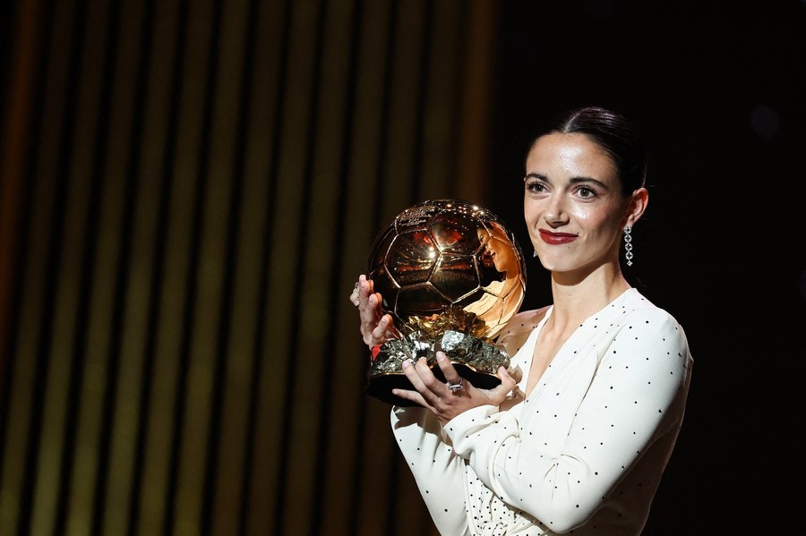 VIDEO | Aitana Bonmati a câştigat Balonul de Aur în fotbalul feminin a doua oară consecutiv. Ea a fost premiată de actriţa Natalie Portman