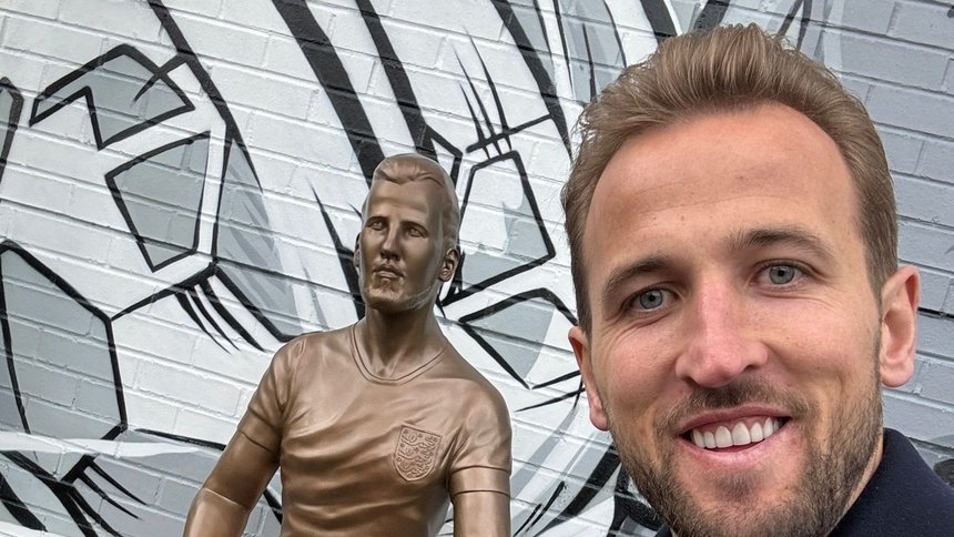 Harry Kane şi-a inaugurat la Londra o statuie, care însă nu-i seamănă