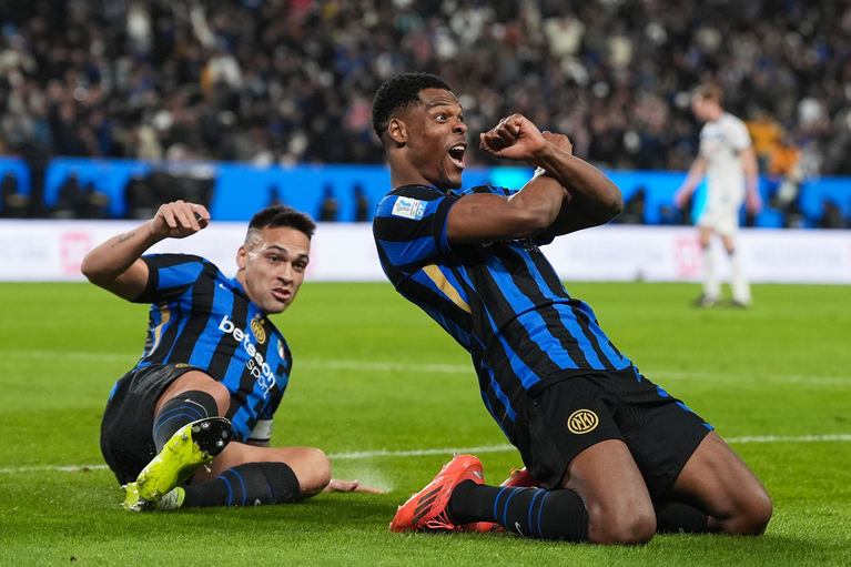 Inter s-a calificat în finala Supercupei Italiei! Dumfries a marcat golurile partidei