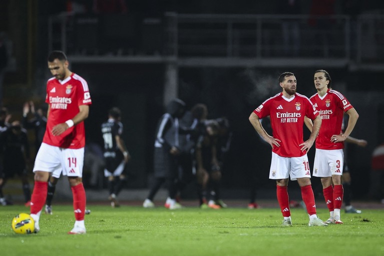 Benfica Lisabona a suferit un nou eşec în campionat. Fanii furioşi i-au confruntat pe jucători

