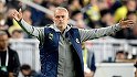 Mourinho a făcut din nou spectacol la o conferinţă de presă. ”Am 25 de monede şi le arunc în aer înainte de meci”