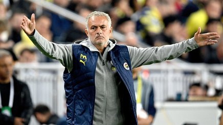 Mourinho a făcut din nou spectacol la o conferinţă de presă. ”Am 25 de monede şi le arunc în aer înainte de meci”