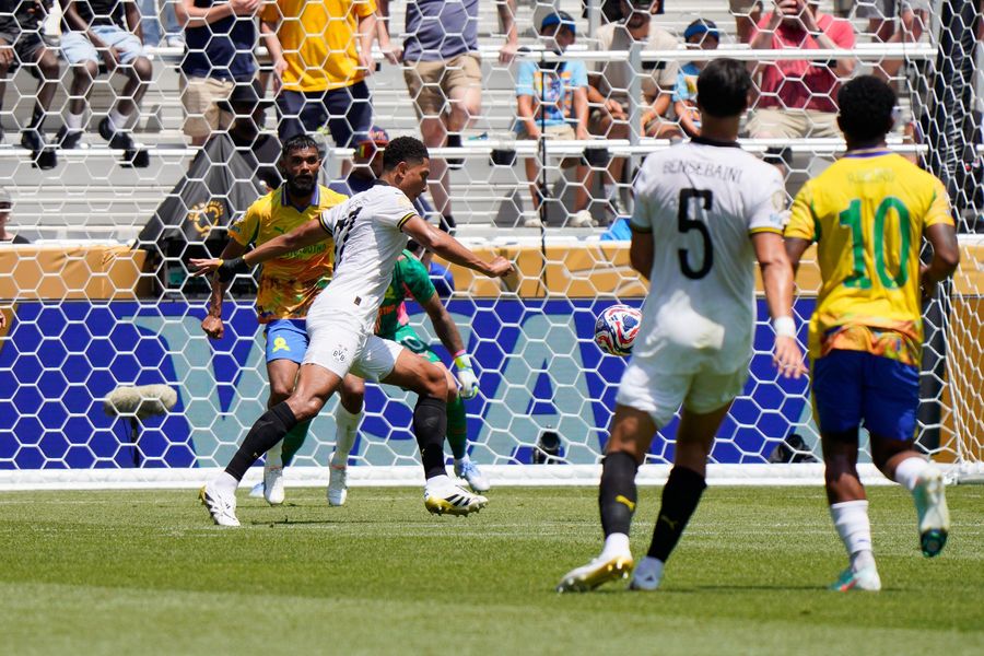 Spectacol oferit de Mamelodi şi Borussia Dortmund la Campionatul Mondial al Cluburilor