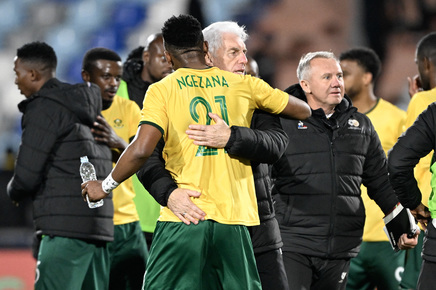 Ngezana, titular în victoria Africii de Sud în faţa Algeriei