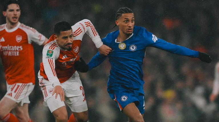 Arsenal o bate pe Chelsea şi la retur şi merge în finala Carabao Cup