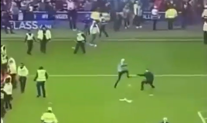 Haos în Scoţia! Fanii au intrat pe teren şi s-au luat la bătaie după Rangers - Celtic