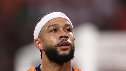 Cu telefonul pe banca de rezerve, Memphis Depay a fost mustrat de staful său în timpul meciului

