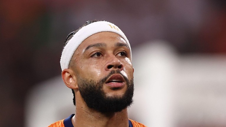 Cu telefonul pe banca de rezerve, Memphis Depay a fost mustrat de staful său în timpul meciului

