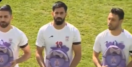 Fotbaliştii iranieni, cu ghiozdane pe teren la un meci amical, în semn de solidaritate cu fetele ucise în Iran