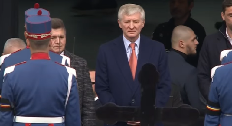 VIDEO | Miliardarul Rinat Ahmetov a ajuns la catafalcul lui Mircea Lucescu