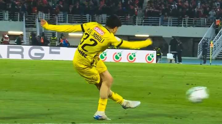 VIDEO Stop joc! Un fundaş a marcat golul sezonului cu o rabona din afara careului. Toată lumea a fost de acord: ”Daţi-i premiul Puskas!”


