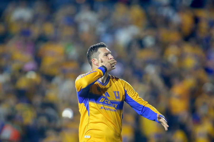 Omagiu excepţional pentru André-Pierre Gignac adus de fanii echipei Tigres de Monterrey 