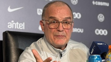 Marcelo Bielsa nu este de acord cu pauzele de hidratare: ”A juca patru reprize în loc de două schimbă conceptul de fotbal”

