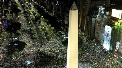 Zeci de mii de suporteri argentinieni au sărbătorit la Buenos Aires calificarea echipei lor finala Cupei Mondiale

