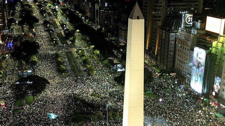 Zeci de mii de suporteri argentinieni au sărbătorit la Buenos Aires calificarea echipei lor finala Cupei Mondiale

