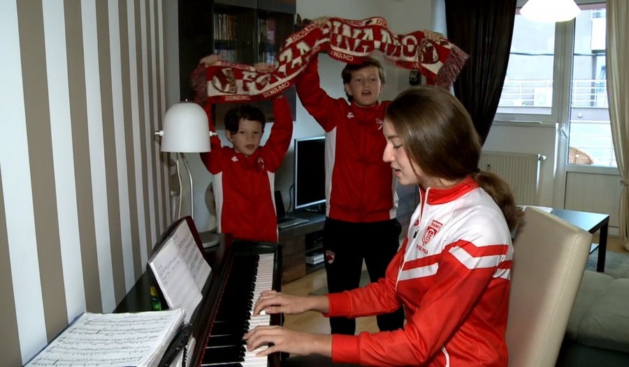 SPECIAL Look Sport LIVE | O familie crescută în spiritul dinamovist! Poloista Ecaterina Silişteanu cântă imnul roş-albilor la pian, ajutată de cei doi fraţi