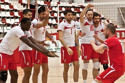 Dinamo Bucureşti, deţinătoarea Cupei şi Supercupei României, victorie dificilă la Baia Mare în prima etapă a Diviziei A la volei