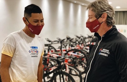 Trei ciclişti ai echipei Androni Giocattoli au fost loviţi de o maşină în timp ce se antrenau în Spania