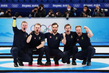 Suedia, medaliată cu aur în competiţia masculină de curling. Britanicii au reuşit să obţină prima medalie la Beijing
