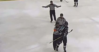 VIDEO ǀ Un hocheist a fost suspendat pe viaţă după ce a lovit cu pumnul în faţă un arbitru 