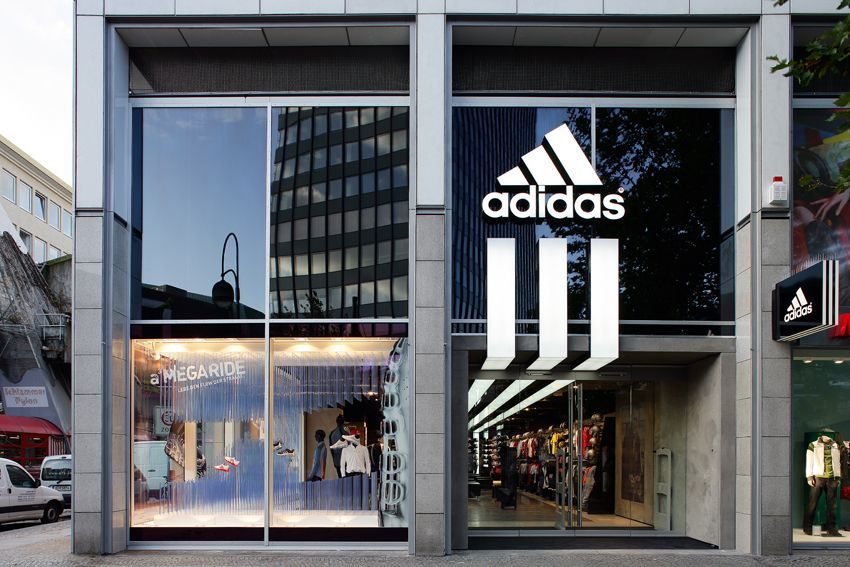 Adidas a anunţat suspendarea activităţilor sale din Rusia
