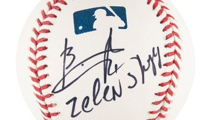 O minge de baseball semnată de Zelenski a fost vândută la licitaţie în SUA cu peste 50.000 de dolari