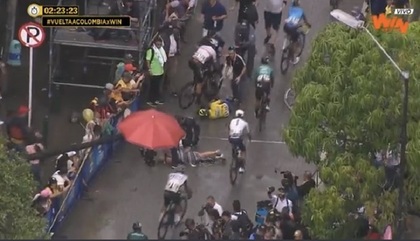 VIDEO ǀ Un sportiv a accidentat-o cu bicicleta pe soţia sa după ce a câştigat o etapă a Turului Columbiei