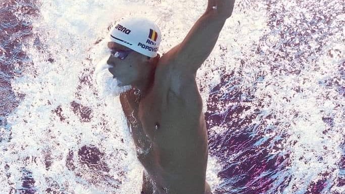 VIDEO ǀ David Popovici, medaliat de Camelia Potec după succesul entuziasmant din finala de 100 metri liber 