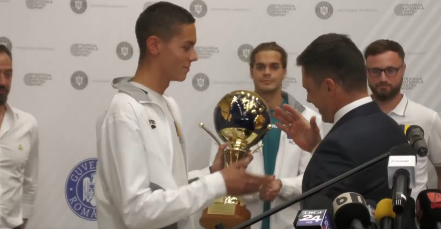 David Popovici, premiat de Ministrul Sporturilor, la revenirea în ţară. ”Avem un diamant şi nu uitaţi acest lucru”