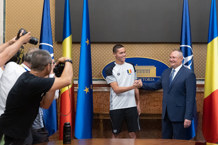 Premierul Nicolae Ciucă l-a primit pe David Popovici la Palatul Victoria: "Este purtătorul de stindard al generaţiei sale"