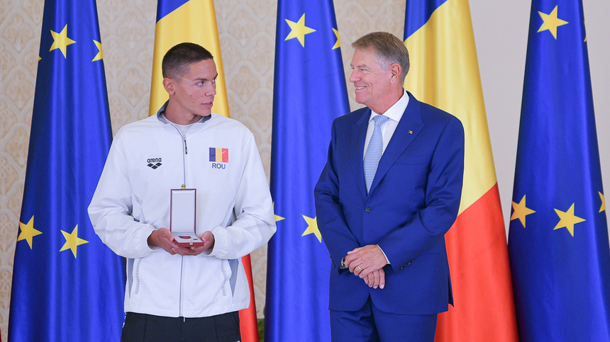 VIDEO ǀ David Popovici şi Adrian Rădulescu, decoraţi de preşedintele Klaus Iohannis: ”Aţi găsit reţeta excelenţei sportive!”. Reacţia campionului mondial. Update