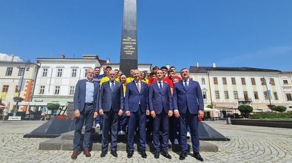 FOTE Banska Bystrica: Team Romania a depus o coroană de flori la Obeliscul Negru, monument dedicat Armatei Române