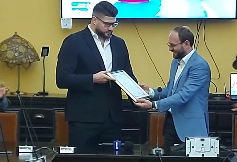 Alin Alexuc a primit diploma de cetăţean de onoare al municipiului Botoşani