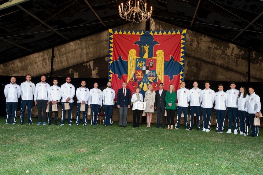 David Popovici, Robert Glinţă şi alţi campioni la nataţie, primiţi la Casa Regală a României
