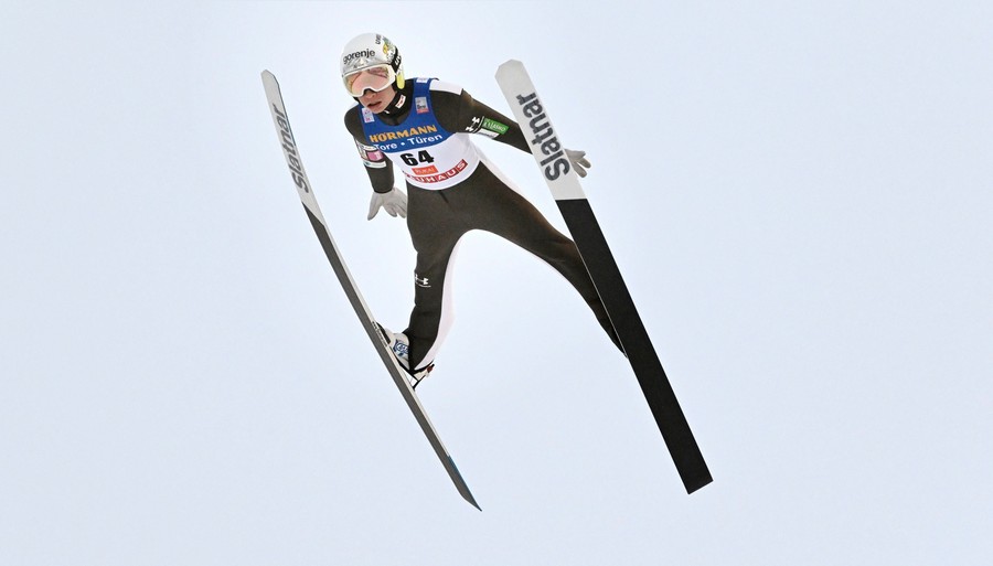 Anze Lanisek a reuşit a doua victorie a carierei la sărituri cu schiurile