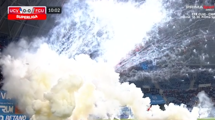 VIDEO ǀ Petarde şi fumigene la derby-ul Olteniei. Partida a fost întreruptă câteva minute