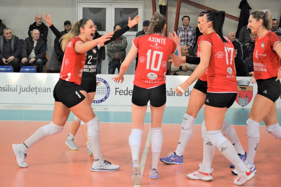Volei Alba Blaj câştigă cu Prometey în Liga Campionilor şi va continua în ”sferturile” CEV Cup la volei feminin