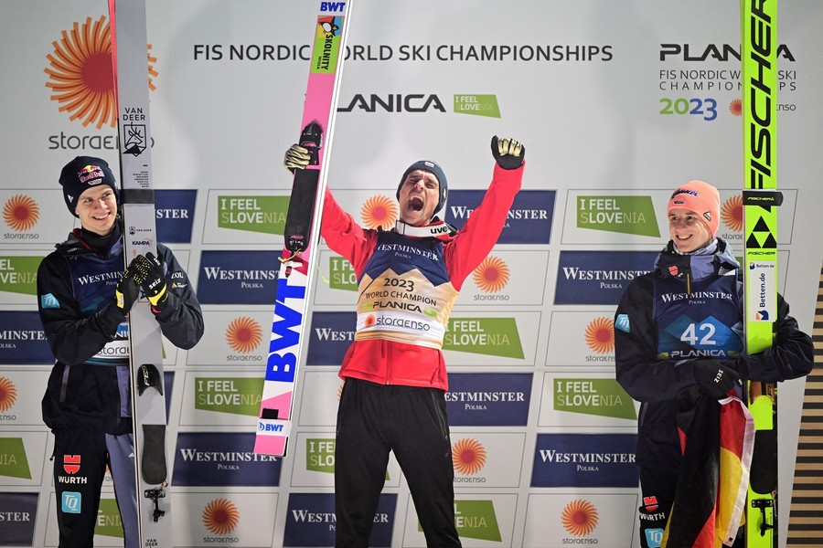 Piotr Zyla şi-a păstrat titlul mondial pe trambulina normală, după o revenire de senzaţie