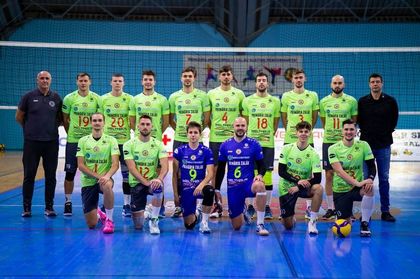 Antrenorul echipei SCM Zalău, însoţit de unul dintre elevii săi la înmormântarea fiicei sale: ”El nu era în stare să conducă”