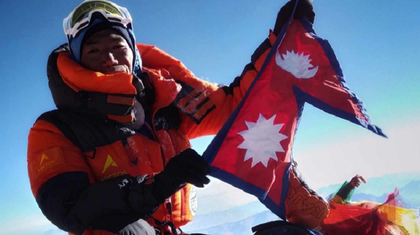 Un alpinist nepalez, Kami Rita Sherpa, atinge vârful Everest a 27-a oară, un record