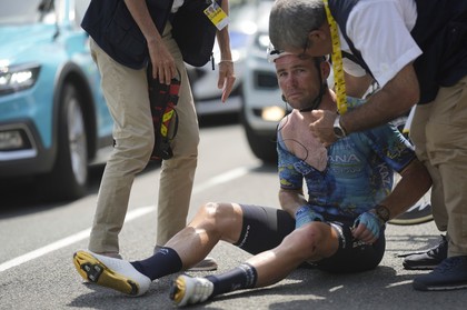VIDEO ǀ Mark Cavendish s-a retras din Turul Franţei după ce s-a accidentat la claviculă 