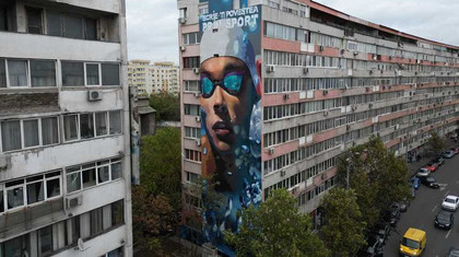 Pictură murală cu David Popovici pe un bloc din Bucureşti. Mesajul sportivului: “Iubesc România pentru că este o ţară a creativităţii”