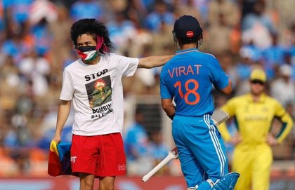 Un militant pro-palestinian a pătruns pe teren şi a întrerupt finala Cupei Mondiale de Crichet