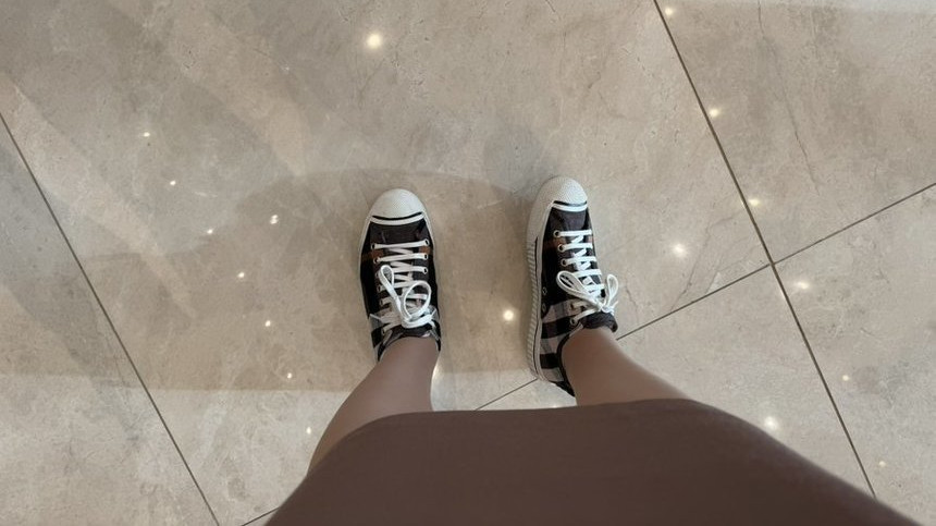 O participantă la Campionatul Mondial de Şah, amendată deoarece nu a respectat codul vestimentar şi a purtat pantofi sport în competiţie