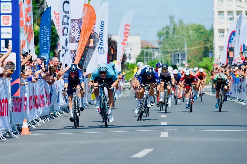 Final neaşteptat în etapa a patra din Turul României. Liderul din clasamentul general a căzut şi a abandonat, dar Astana apără tricoul galben