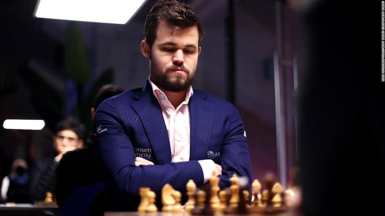 ”O chestiune de principiu”: Magnus Carlsen a părăsit Campionatul Mondial de Şah Rapid şi Blitz de la New York, după ce FIDE i-a interzis să participe la o rundă a turneului pentru că purta jeanşi

