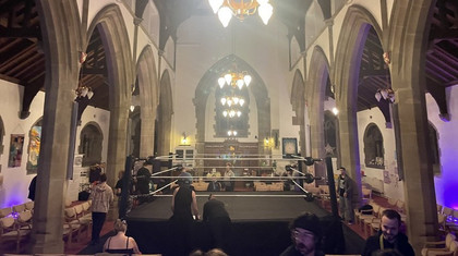 O biserică din Anglia îşi deschide porţile pentru wrestling, în încercarea de a atrage credincioşi 