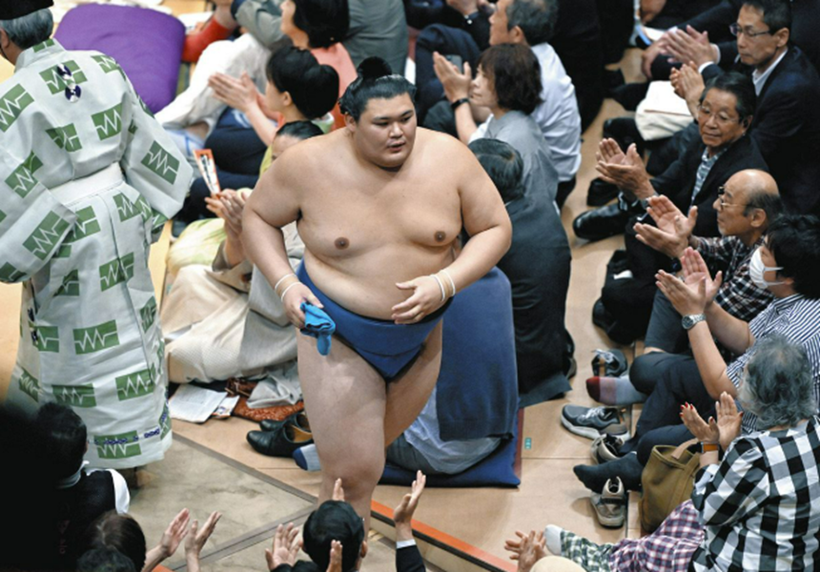 Un japonez este noul campion la sumo