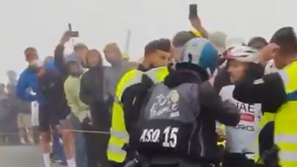 Scene ireale în Turul Franţei. Vingegaard şi Yates au fost opriţi de poliţişti la finalul etapei a 18-a