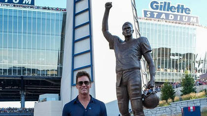 New England Patriots a dezvăluit o statuie uriaşă a lui Tom Brady în faţa stadionului Gillette din Foxborough